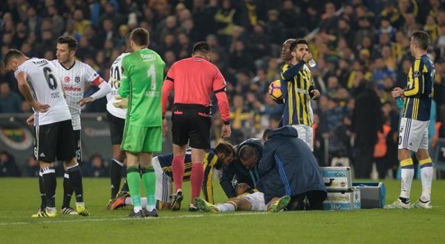 Fenerbahçe - Beşiktaş maçında ortalık karıştı