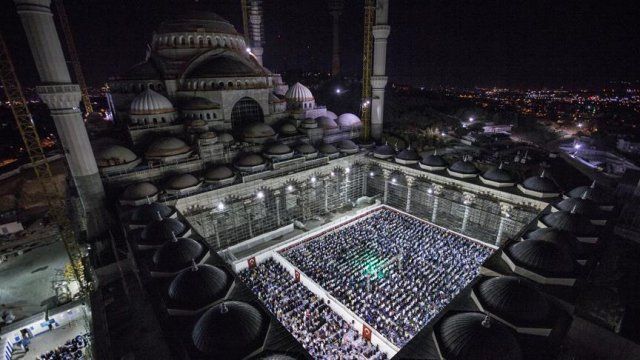 İstanbul’daki camiler Mevlid Kandili’ne hazır