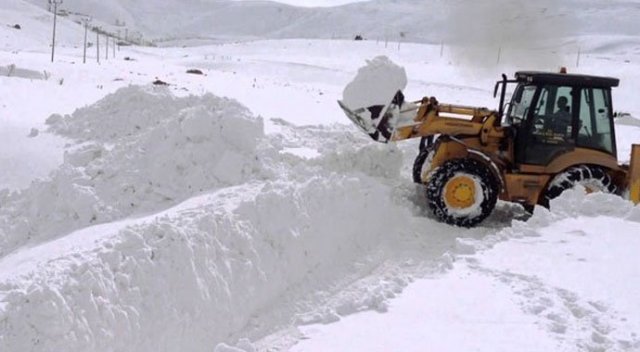 Kar köy yollarını ulaşıma kapattı