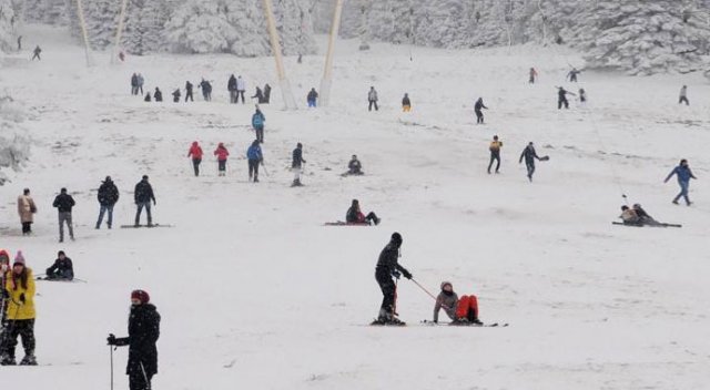 Kartepe’de acemi kayakçılar düşe kalka kayak yaptı