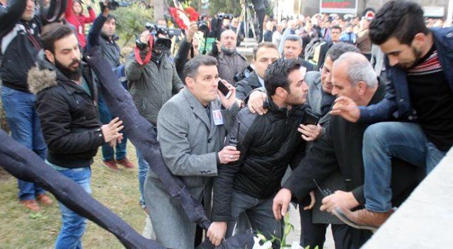 Kayseri&#039;de şehit cenazesinde CHP çelengini parçaladılar