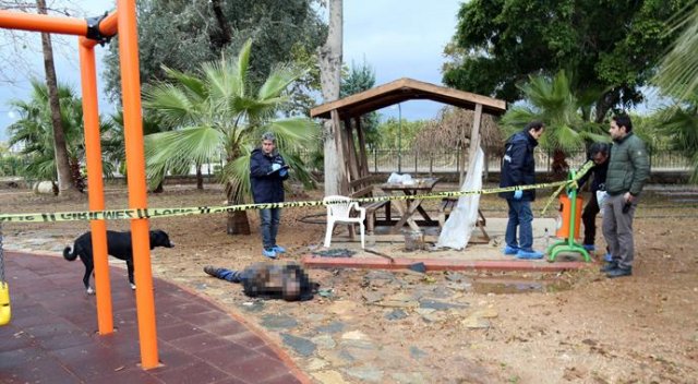 Mersin&#039;de parkta yanmış ceset bulundu