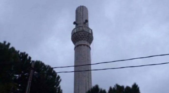 Silivri&#039;de fırtına cami minaresini uçurdu
