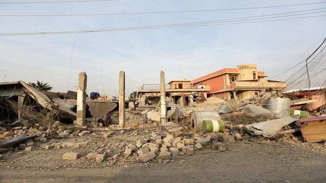 Terör örgütü DEAŞ&#039;ın bombaladığı evin enkazından 22 ceset çıkarıldı