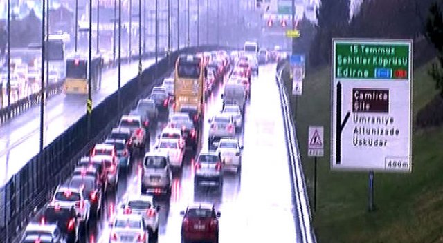 Yağmur ve rüzgar İstanbul trafiğini felç etti