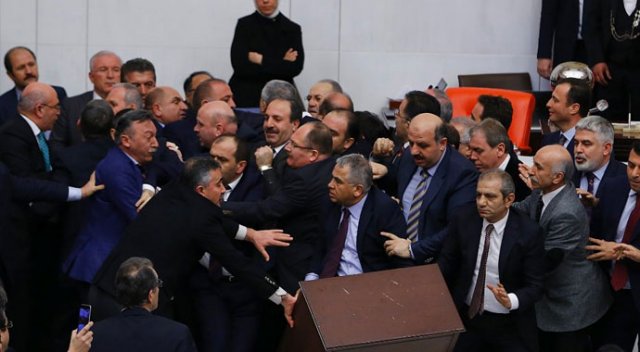 AK Partili Fatih Şahin&#039;in burnu kırıldı