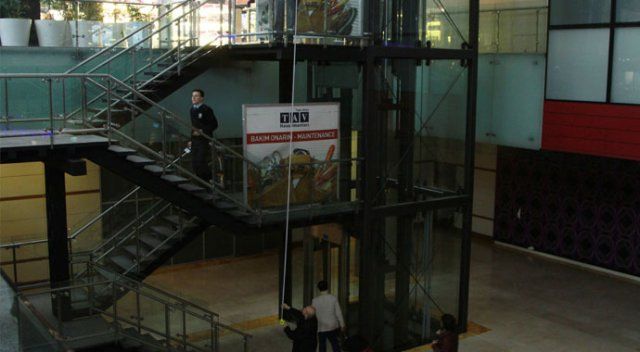 Atatürk Havalimanı&#039;nda yolcu merdiven boşluğuna düştü