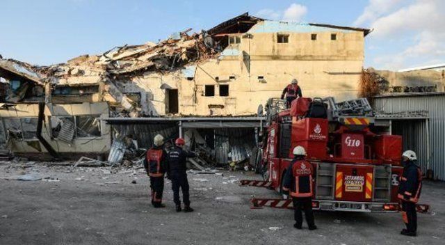 Beyoğlu&#039;nda 3 katlı bina çöktü