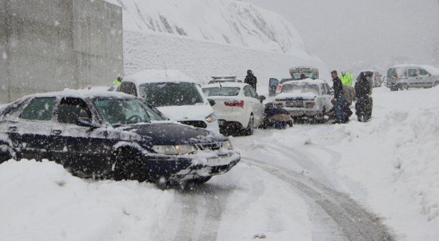 Bursa&#039;da kar yolları kapattı