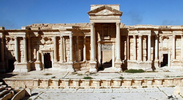 DEAŞ tarihi Palmira kentinin bir bölümünü yıktı