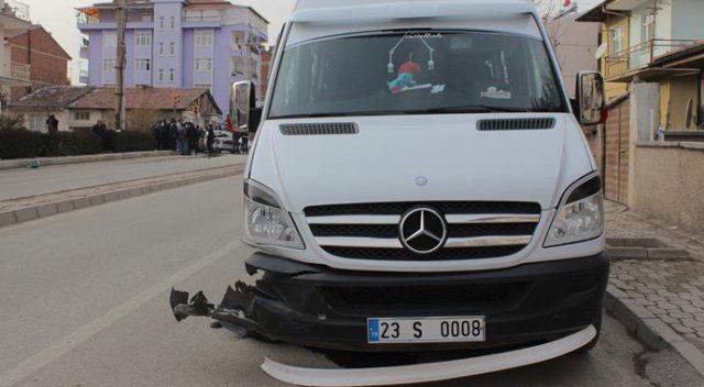 Elazığ’da öğrenci servisi otomobille çarpıştı, yaralananlar var
