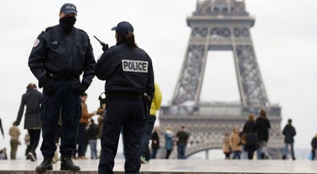 Fransız polisinden parlamentoya baskın!