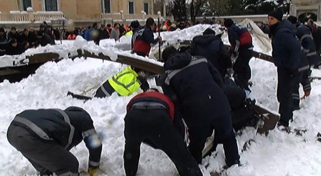Ataköy Camii&#039;nde kardan tente çöktü, ölü ve yaralılar var