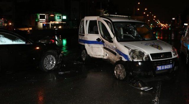 İzmir&#039;de otomobil polis aracına çarptı: 3 yaralı