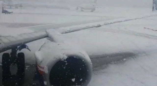 İzmir’de uçak seferlerine kar engeli