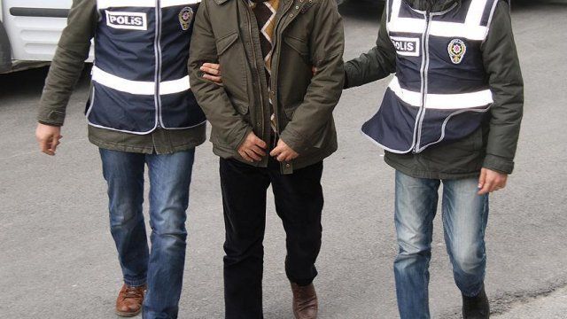İzmir merkezli FETÖ operasyonu: 4 tutuklama