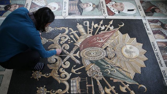 Osmanlı padişahlarını 1,5 milyon taşla resmetti