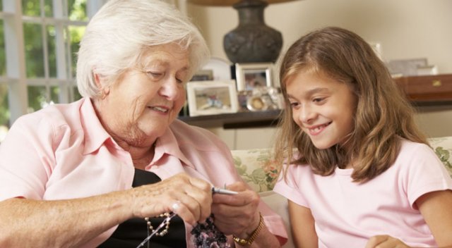 Torununa bakan büyükannelere destek