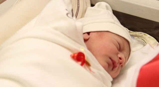 Yeni yılın ilk bebeği 15 yıl bebeği olmayan çiftin bebeği oldu
