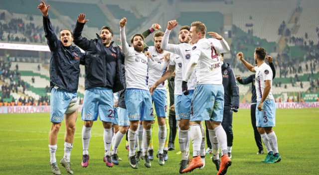 Yenilenmiş Trabzon nefes kesen maçta Bursaspor&#039;u deplasmanda geçti