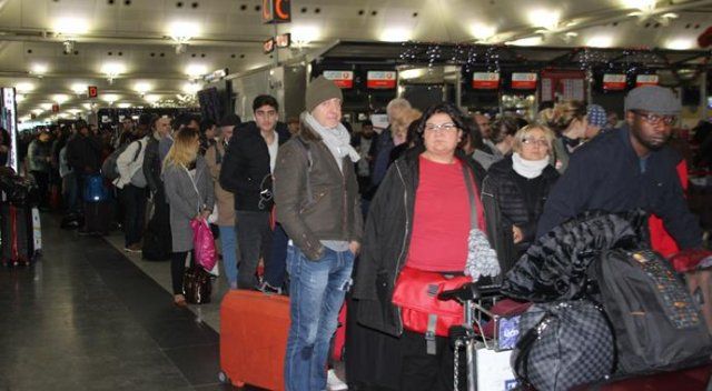 Yolcuların Atatürk Havalimanı&#039;nda bekleyişi sürüyor
