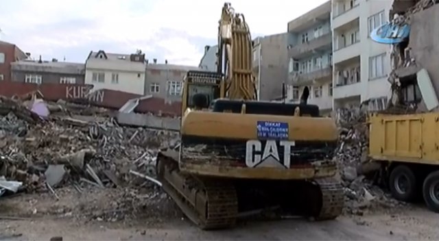 Zeytinburnu&#039;nda çöken binanın enkaz kaldırma çalışmaları sürüyor