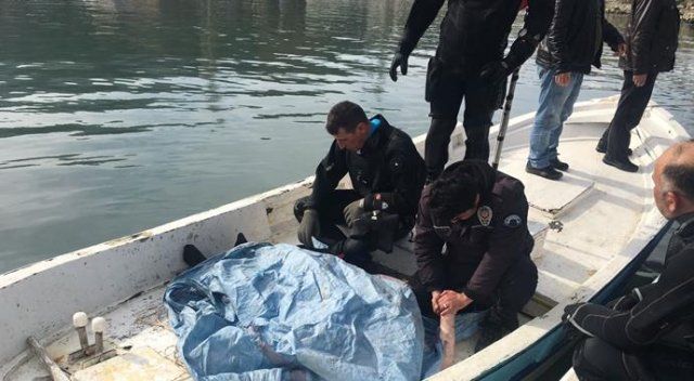 Polis, cansız bedeni bulunan balıkçı babasının elini tutup ağladı