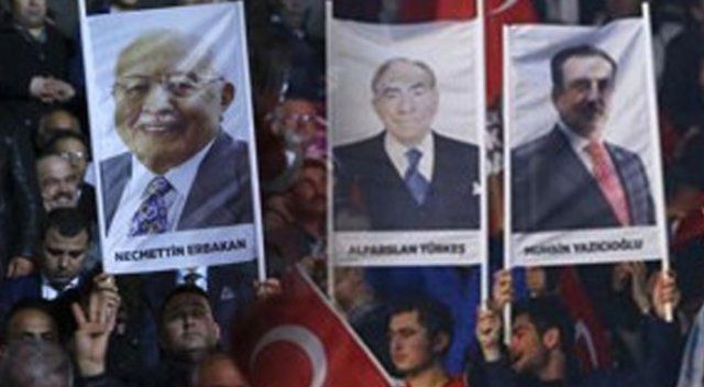 AK Parti referandum kampanyasında Türkeş, Yazıcıoğlu ve Erbakan posterleri açıldı