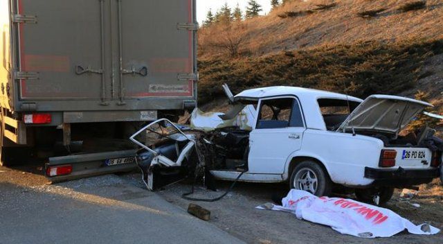 Ankara&#039;da otomobil, TIR&#039;a arkadan çarptı: 1 ölü, 2 yaralı