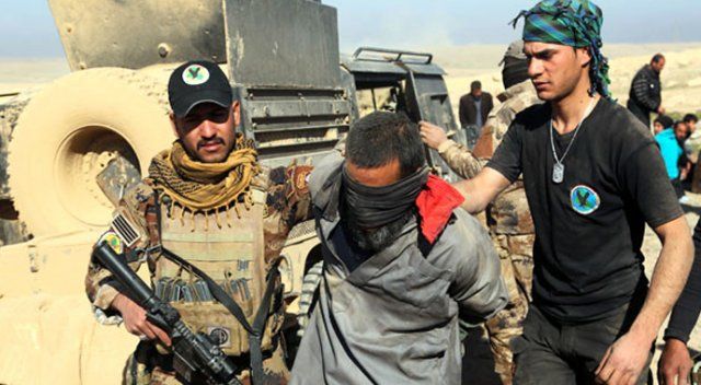 Irak güçleri, DEAŞ&#039;lıları tutuklayıp böyle götürdü