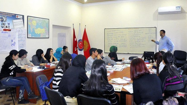 Kırgızistan&#039;daki Uygur gençleri Türkçe öğreniyor