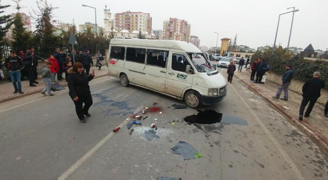 Konya&#039;da otomobil, öğrenci servisi ile çarpıştı: 15 yaralı