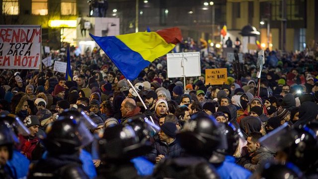 Romanya&#039;da af tasarısı protestoları istifa getirdi