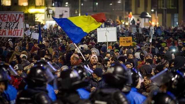 Romanya&#039;da af yasası protestoları