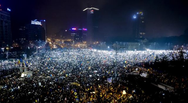 Romanya&#039;da istifa sesleri yükseliyor