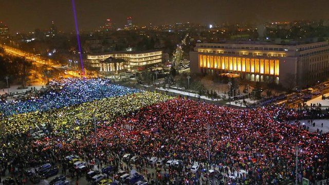 Romanya&#039;da on binlerce kişi hükümeti istifaya çağırdı