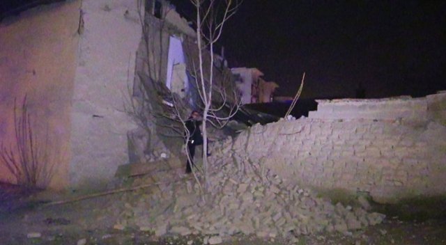 Suriyelilerin yaşadığı kerpiç ev çöktü