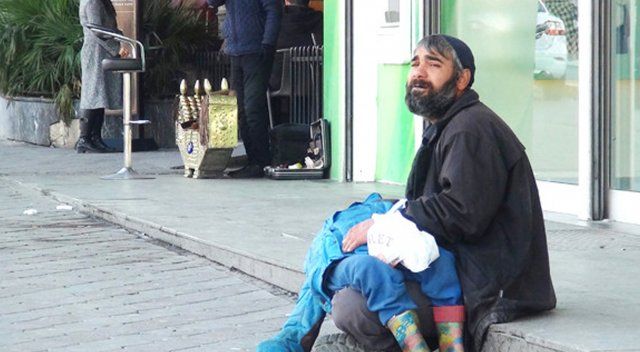 Taksim&#039;de oğlunu dilendirirken yakalanan baba gözaltına alındı