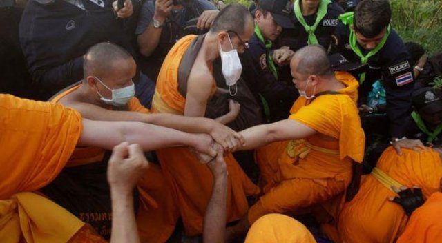 Taylandlı rahipler polisle çatıştı
