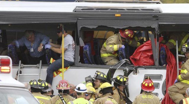 ABD&#039;de yük treni yolcu otobüsüne çarptı: 3 ölü