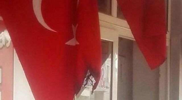 Antalya&#039;da işyerinin önündeki Türk bayrakları yakıldı!
