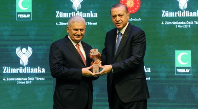 Binali Yıldırım, ödülünü Erdoğan&#039;ın elinden aldı