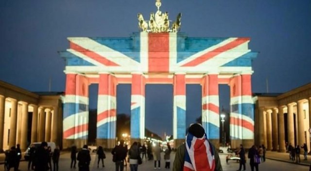 Brandenburg Kapısı İngiltere renklerine büründü