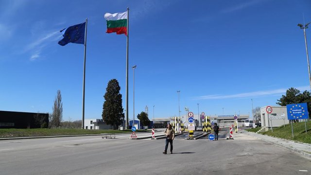 Bulgar göstericiler sınırı kapattı