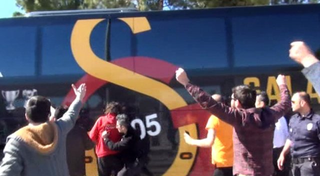 Galatasaray otobüsüne saldırı