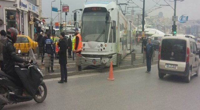 İstanbul Sirkeci&#039;de tramvay raydan çıktı!