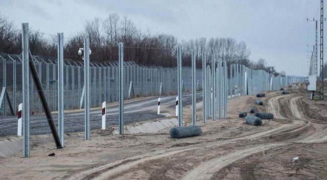 Macaristan-Sırbistan sınırına ikinci tel örgü çekiliyor