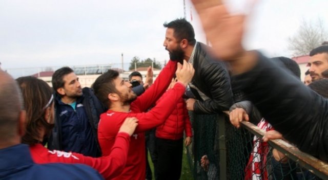 Samsun&#039;da futbolcularla taraftarlar arasında gerginlik