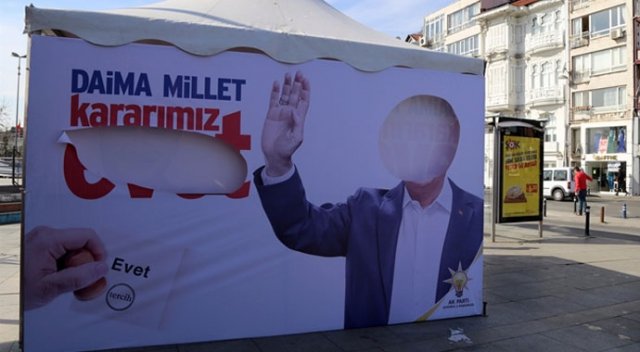 Sarıyer&#039;de AK Parti&#039;nin referandum çadırı ve pankartları parçalandı