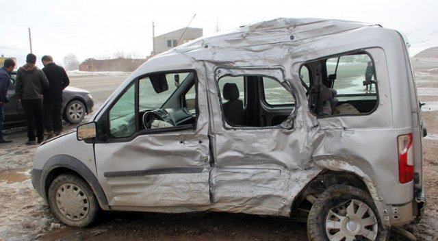 Van&#039;da feci kaza: 1 ölü, 3 yaralı
